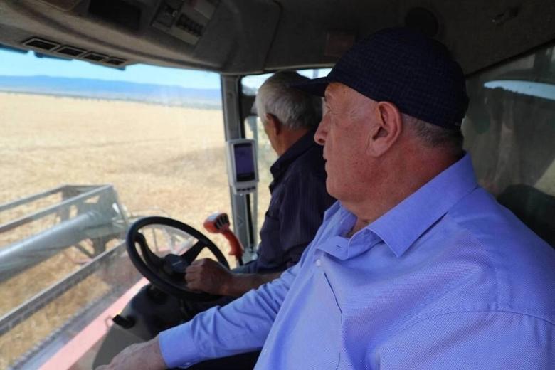 Глава кабмина Дагестана оценил работу комбайна Ростсельмаш